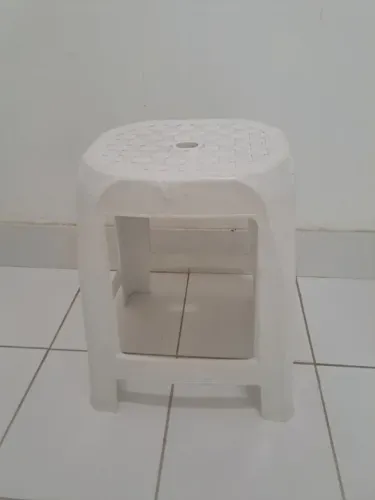 KIT Banquinhos de Plástico Brancos