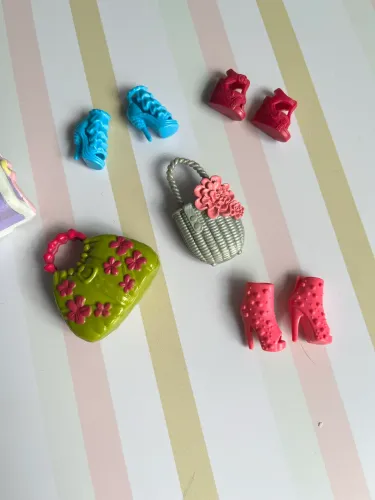 Lote de sapatos e bolsas da Barbie
