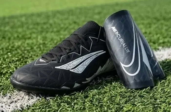 Chuteira Penalty Locker XXI + Caneleira Nike mercurial Lite
