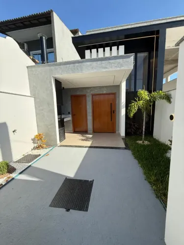Casa linear com acabamento impecável no bairro Vale das palmeiras.