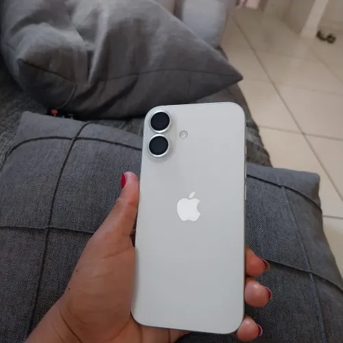 Vendo iPhone 16 branco 256 gb ainda na garantia , nota fiscal !