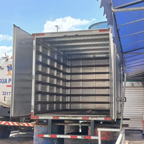 Baú caminhão HR que vai ter que tirar as caixas d'água para poder tirar o baú aí que é o