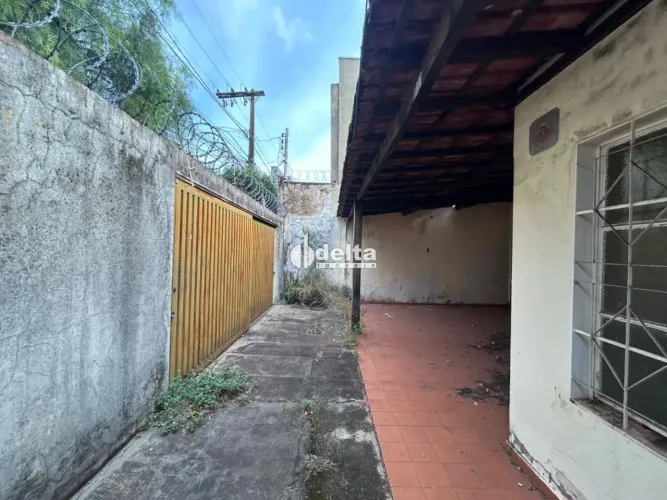 Terreno disponível para venda no bairro Santa Mônica em Uberlândia-MG