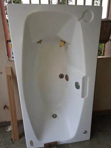 Vende se Banheira Jacuze semi nova.