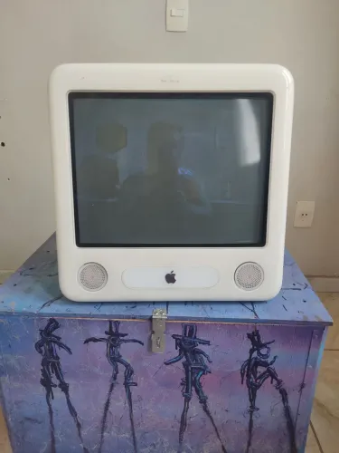 Computador Antigo Apple eMac G4 - Inteiro / Para Retirada de Peças ou Restauro (Não Liga