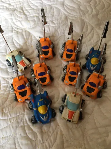 18 mini suportes carros e futebol para festa decoração
