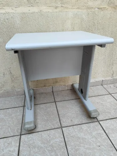 Mesa Auxiliar Pequena de Madeira e Metal com Rodinhas