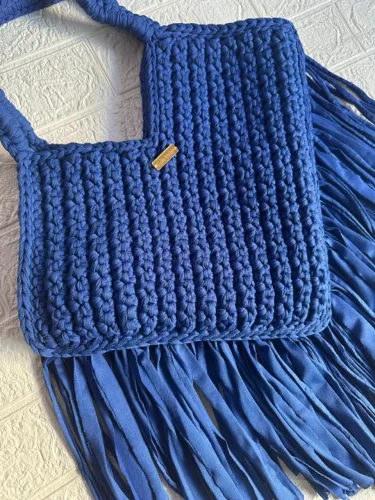 Bolsa Trançada Azul Royal com Franjas