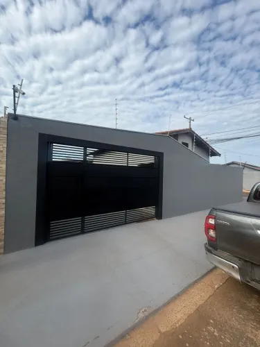 Vende-se Casa de Esquina