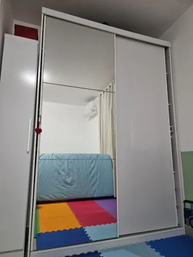 Guarda roupa grande com 2 portas, uma com espelho - ótimo preço!