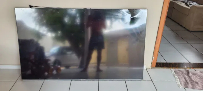Televisão 70" quebrada, para conserto ou retirada de peças.