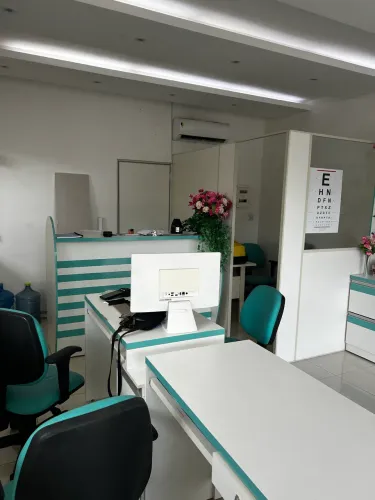 Loja imobiliada para alugar pronta para uso com 2 banheiros