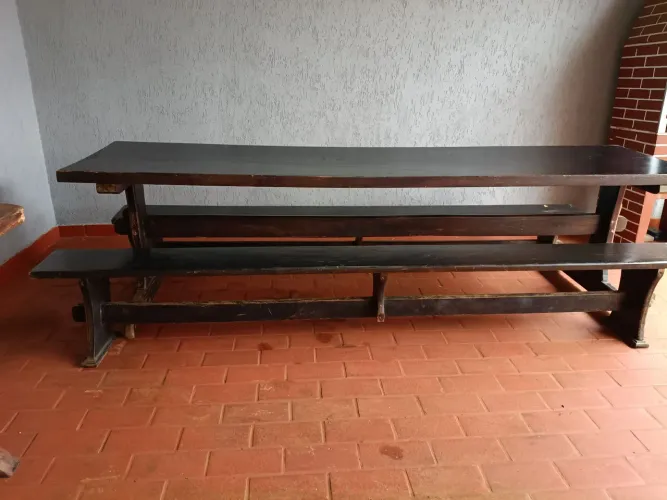 Vendo está mesa de madeira pura cerejeira, entrego