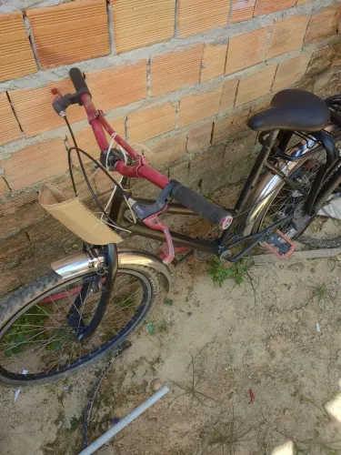 Bicicleta Poty aro 24. Obs: os dois pneus estão seco