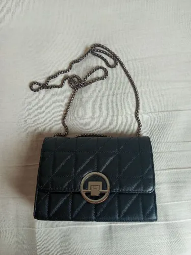 Bolsa Preta Transversal com Corrente