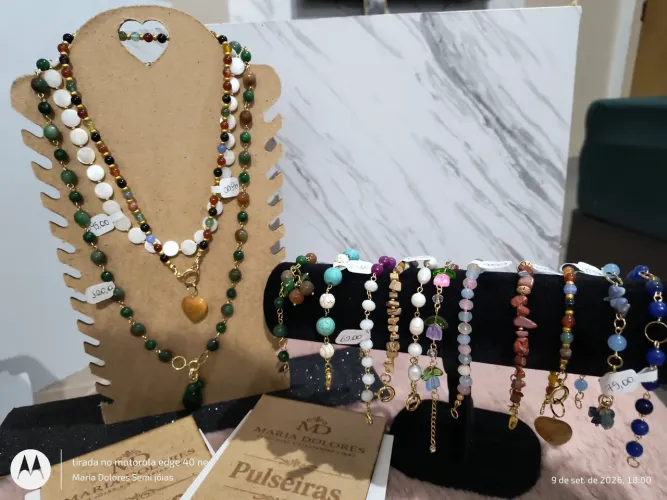 Lote com 14 peças de colares e pulseira banhado em ouro e pedras naturais.