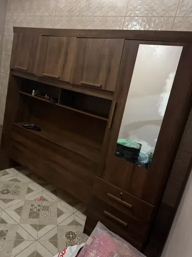 Guarda roupa espaço para cama Queen com baú e espelho