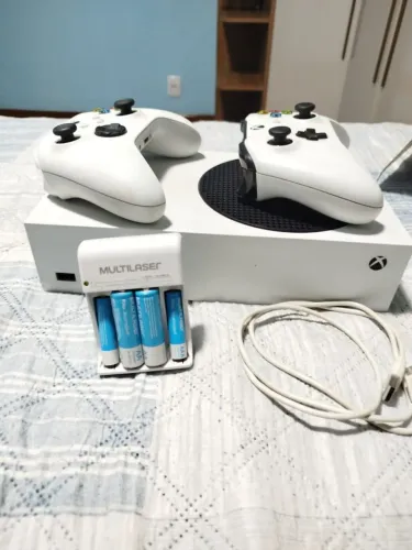 Xbox Series S - Perfeito Estado (+2 controles, +5 jogos, Pilha recarregável e cabo)