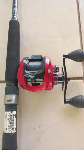 Vara de pesca evoluction GT2 com carretilha FW2 marine esportes 