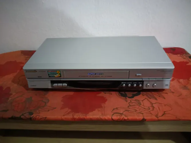 Vídeo cassete Panasonic super drive, em ótimo estado, para conserto.