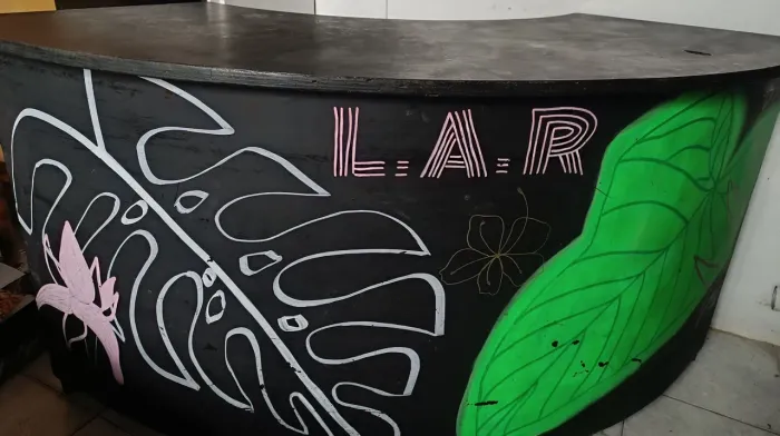 Balcão caixa personalizado artisticamente 