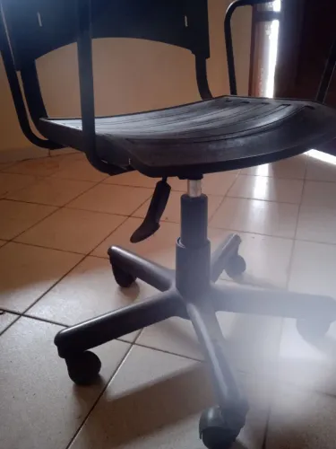 Cadeira de escritório giratória modelo secretária com braços