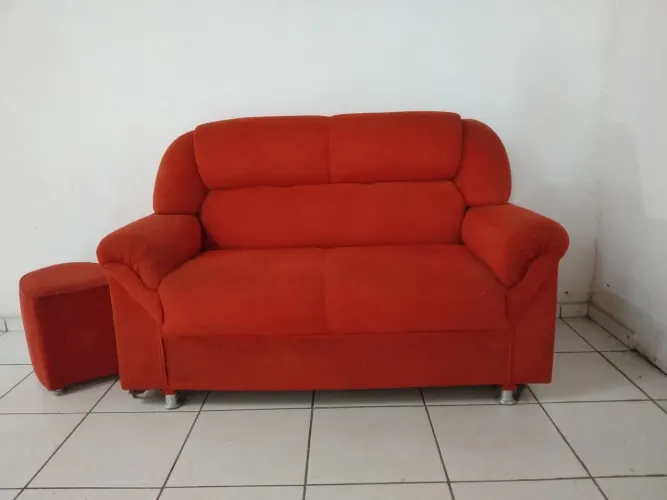 Sofá vermelho antigo.