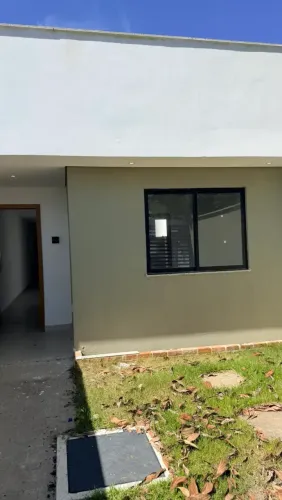 Casa linear a venda em Macaé com dois quartos