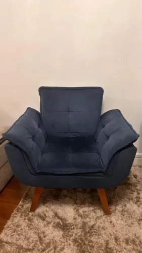 Poltrona decorativa em suede
