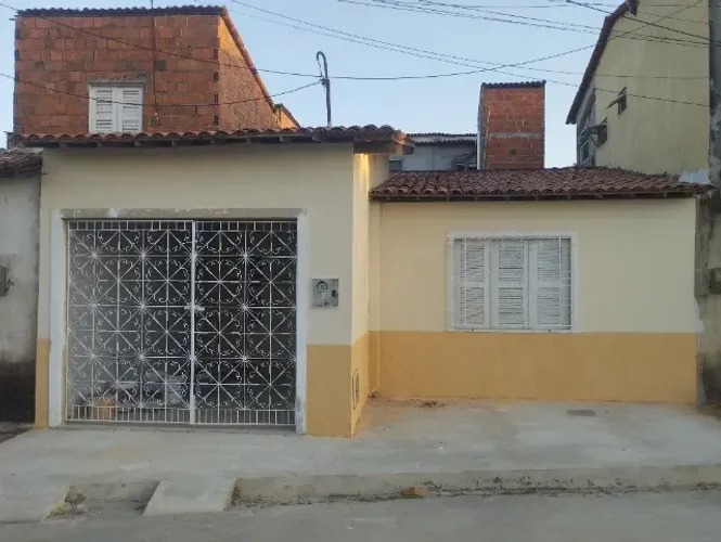 CASA REFORMADA A 2,5 KM DA PRAIA DA BARRA