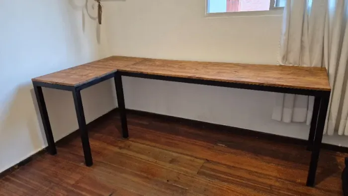 Mesa de escritório em madeira maciça pinus e metalon (leveza, resistência) 210x100/50x70cm