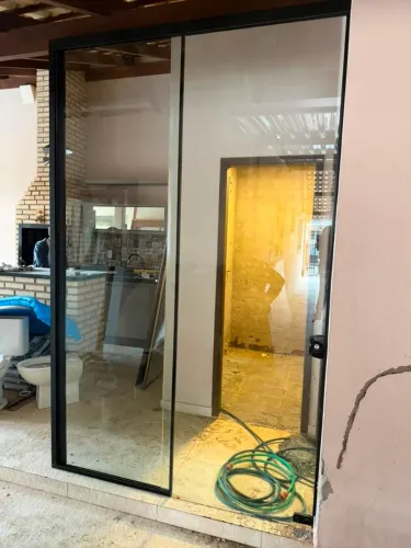 Vendo Porta de Vidro e Deck p TV