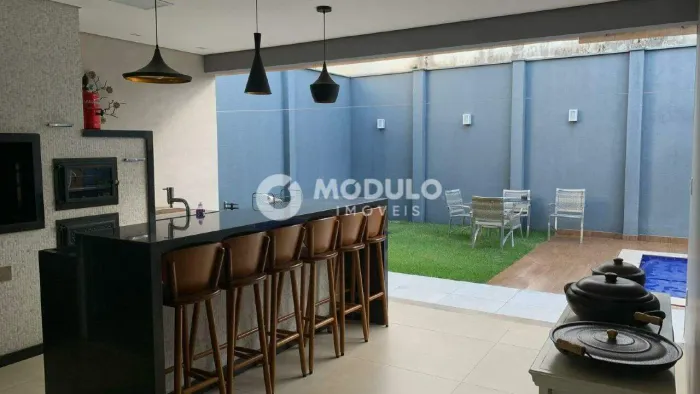 CASA DE CONDOMÍNIO à venda, 3 quartos, 2 suítes, 4 vagas, Laranjeiras - Uberlândia/MG