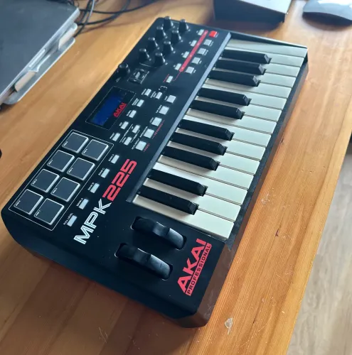 Teclado AKAI MPK 225 | Novíssimo Midi Control mpk225