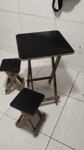 Mesa com cadeiras de madeira