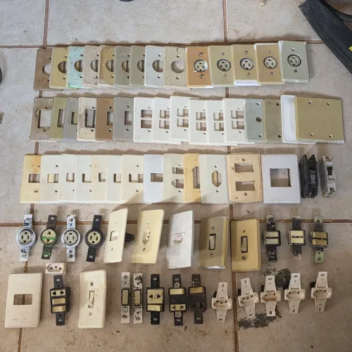Lote 72 peças elétricas antigas tomada interruptor espelhos disjuntor tudo ok veja fotos