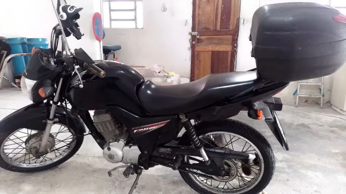 Moto toda revisada e ja vai com o baú instalado.