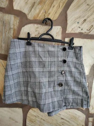 Short tom cinza com botões pretos