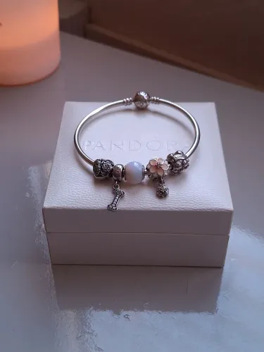 Bracelete Pandora Moments Prata 17cm + Berloques Originais