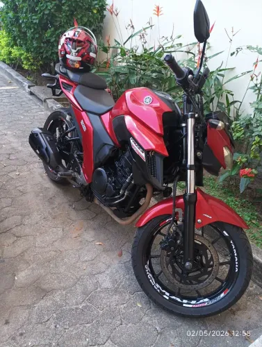 Fz25 vermelha com preta.