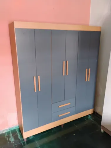 Guarda roupa de casal com pés 