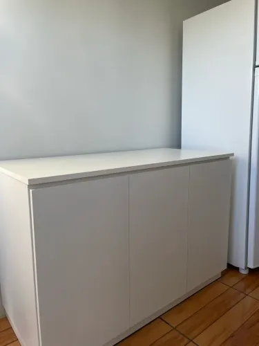 Armário branco de três portas