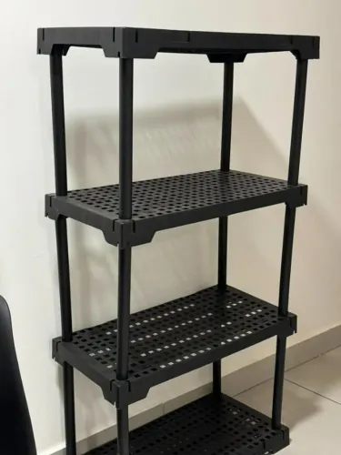 Estante com prateleiras organizadoras