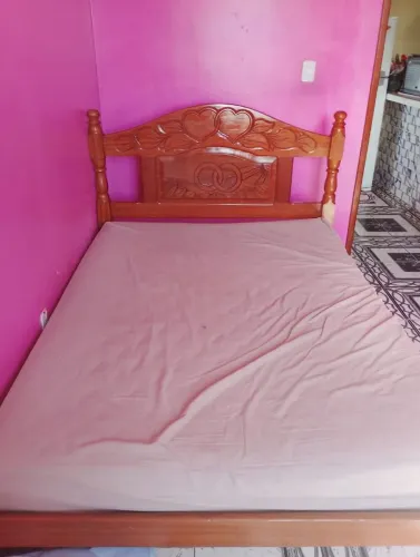 Cama de madeira semi nova