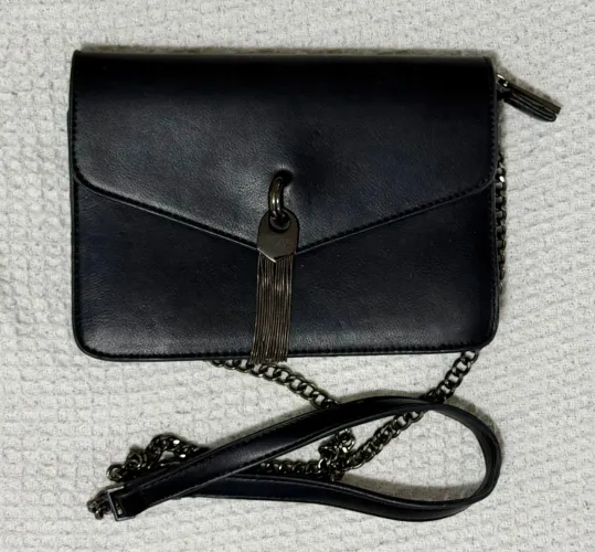Bolsa Bella Paulla Preta Transversal com Corrente e Franja