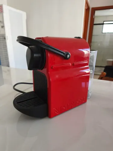 Cafeteira Nespresso Inissia Vermelha - Excelente Estado