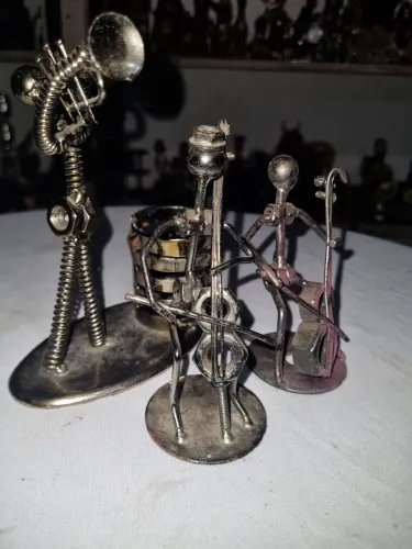 3 enfeite feito de metal
