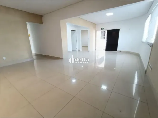 Casa comercial disponível para locação no bairro Centro em Uberlândia-MG
