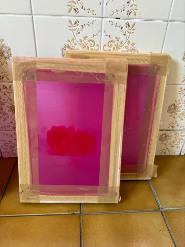 Tela silk screen esticada