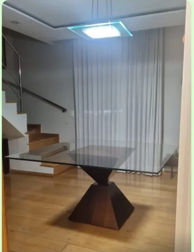 Mesa de vidro.